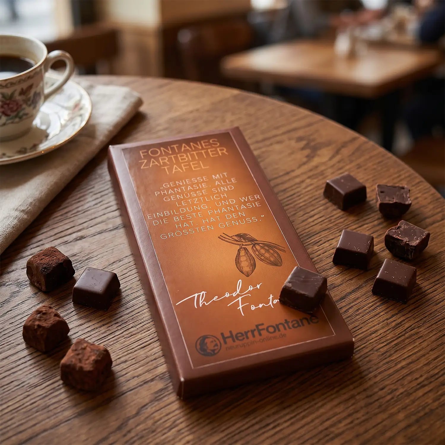 fontanes-schokolade-tafel-100g-Zartbitter-vorderseite-mit-SzeneCafeundSchokostueckchen-INSTA