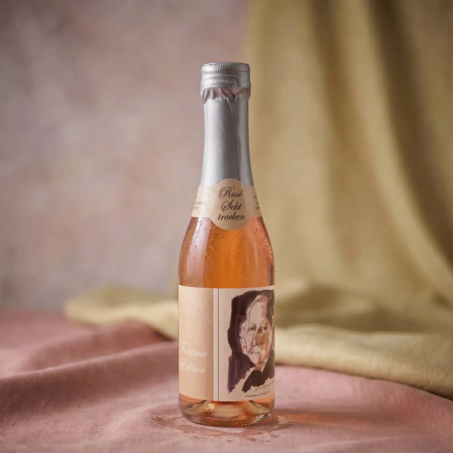 neuruppin-sekt-rose-trocken-fontane-edition-200ml-Piccolo-RosemitStoffHintergrund