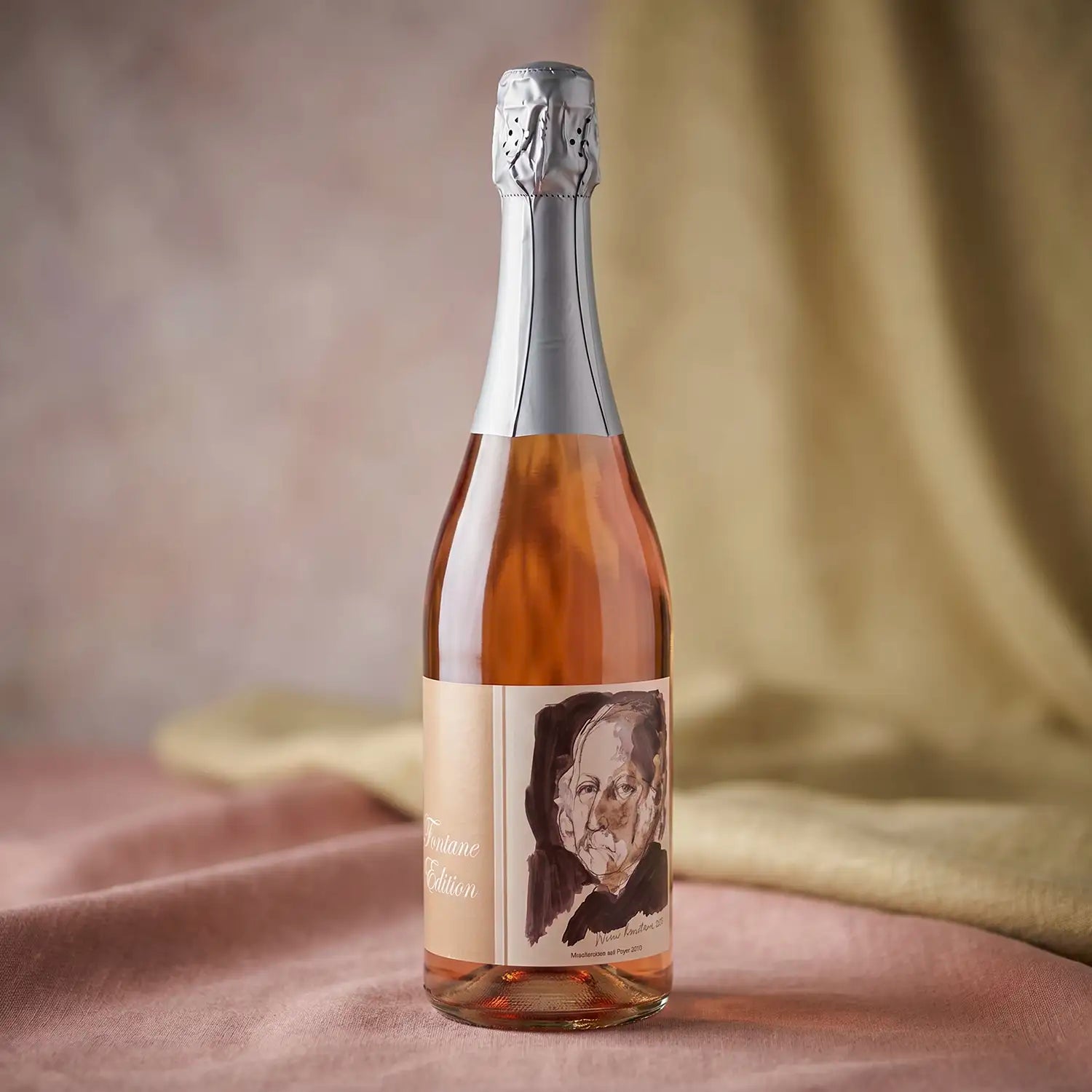 neuruppin-sekt-rose-trocken-fontane-edition-750ml-mitStoffHintergrund
